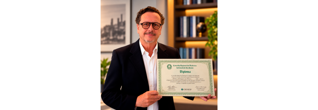 Retrato-profissional-com-diploma-em-escritório-elegante1